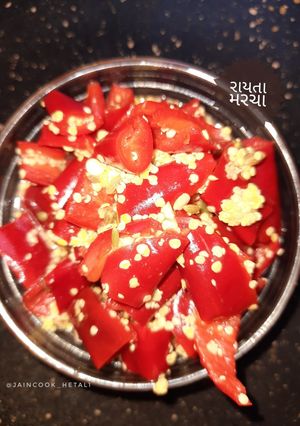 રાયતા મરચાં (Raita Marcha Recipe In Gujarati) રેસીપી મુખ્ય ફોટો