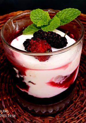 Hình của món Sữa chua dâu tằm.