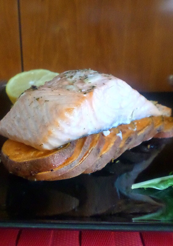 Una foto de Salmón con boniato al horno