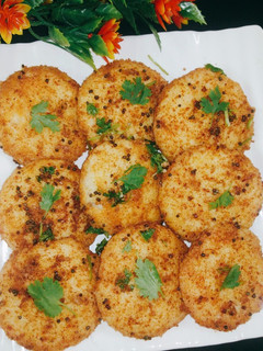 मसाला फ्राइड रवा इडली (masala Fried rava idli recipe in Hindi) रेसिपी मुख्य फोटो