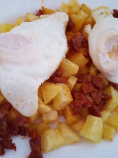 Una foto de Huevos rotos