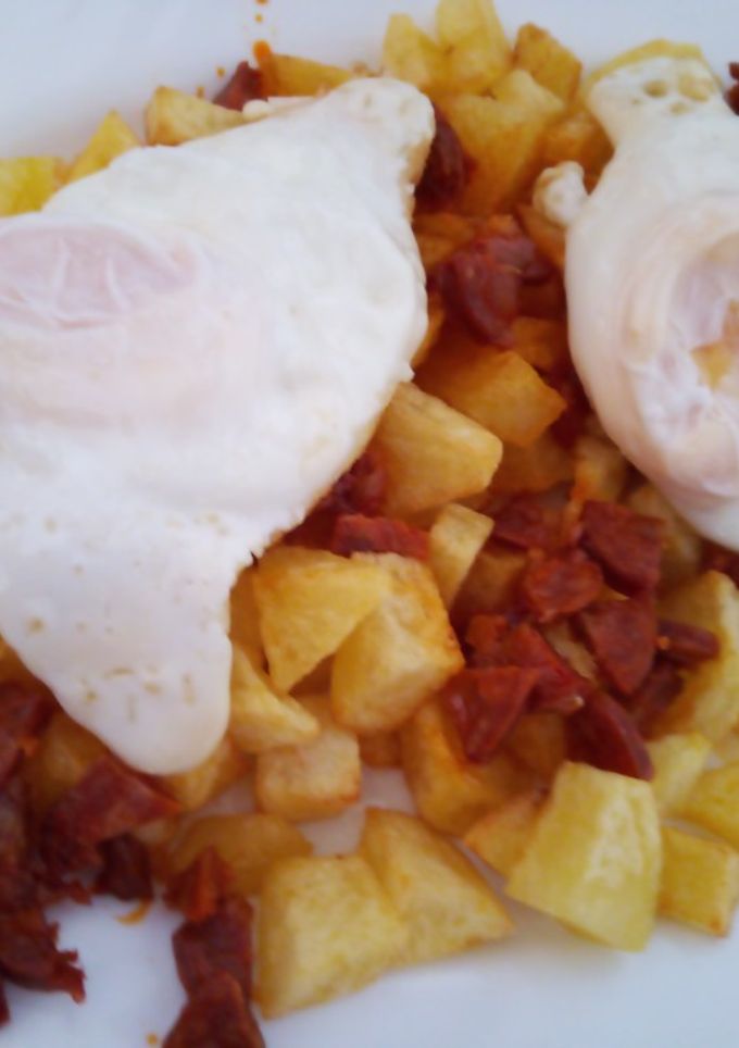 Una foto de Huevos rotos
