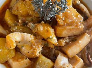 Una foto de Sepia en romesco y patatas ……buenisssssima…..😜😜😜