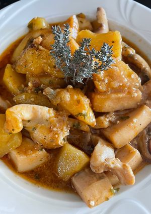 Una foto de Sepia en romesco y patatas ……buenisssssima…..😜😜😜