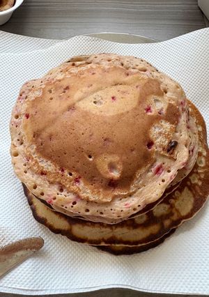 O poză a rețetei Pancakes cu banane si zmeura.