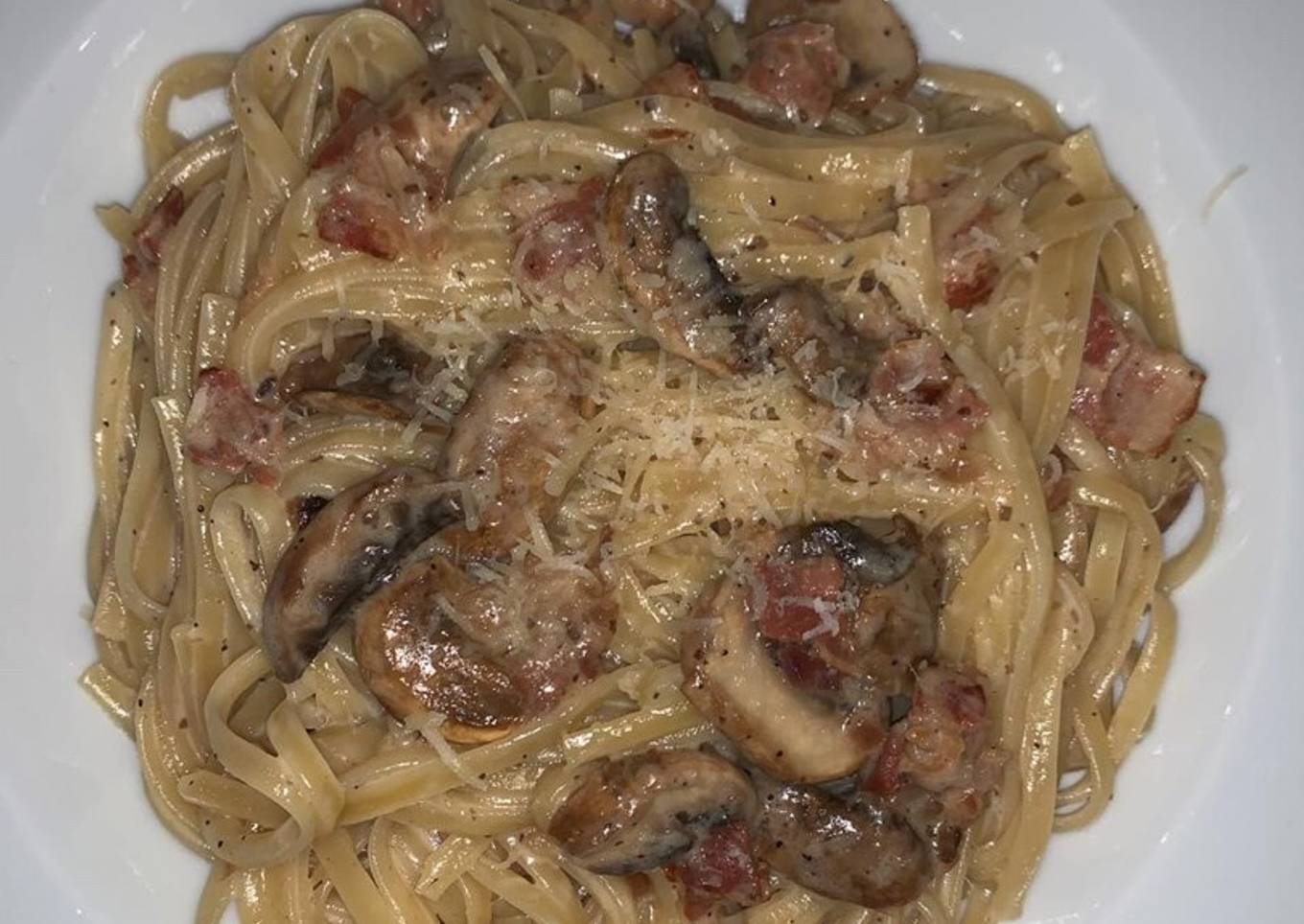 Pasta con hongos, bacon y trufas