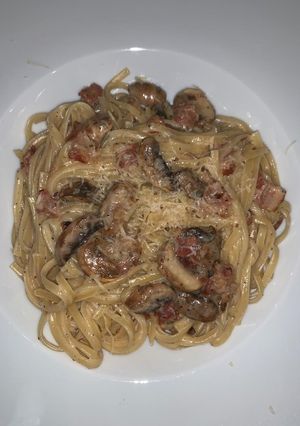 Una foto de Pasta con hongos, bacon y trufas