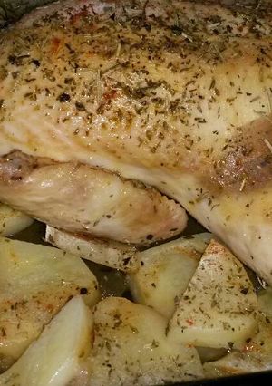 Una foto de Pollo a las hierbas, con papas al horno