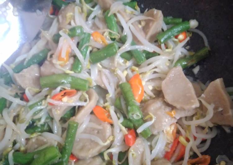 Tumis kacang panjang, toge, bakso