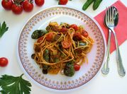 Una foto de pasta integral tomates cherry