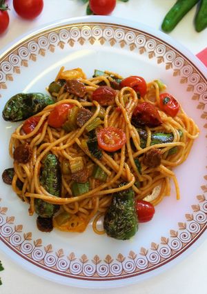 Una foto de Espaguetis integrales con Calabizo y pimientos de Padrón