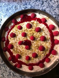 Una foto de Tarta de frambuesa y pistachos