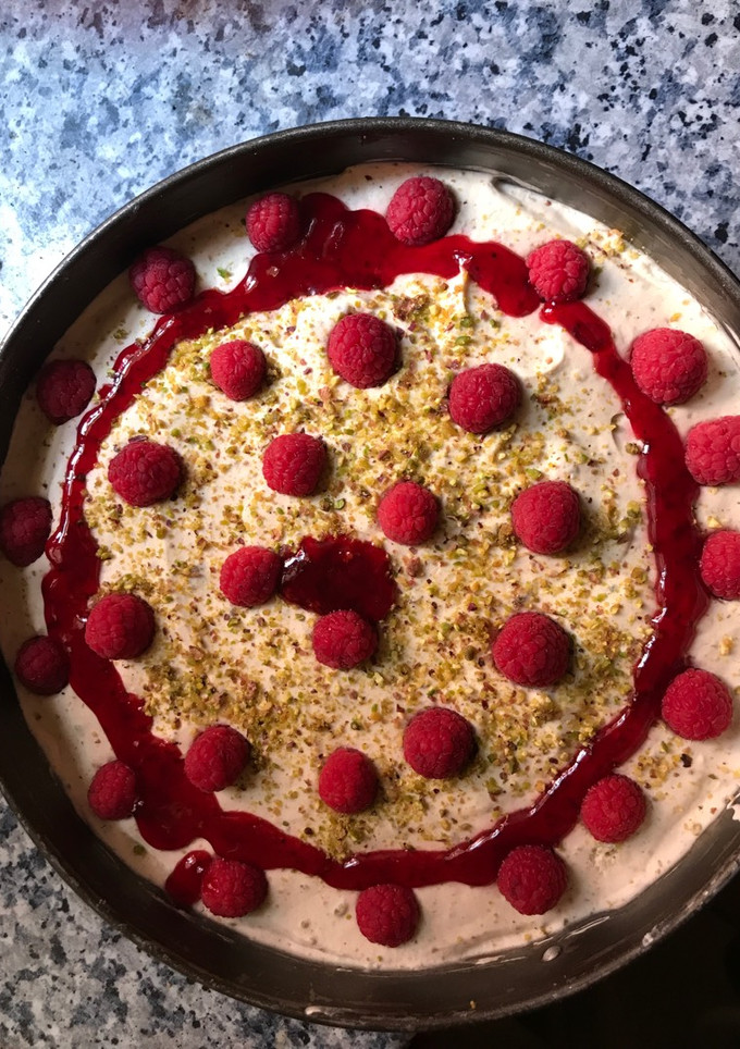 Una foto de Tarta de frambuesa y pistachos