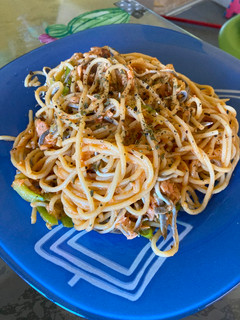 Una foto de Pasta con salmón y verduras