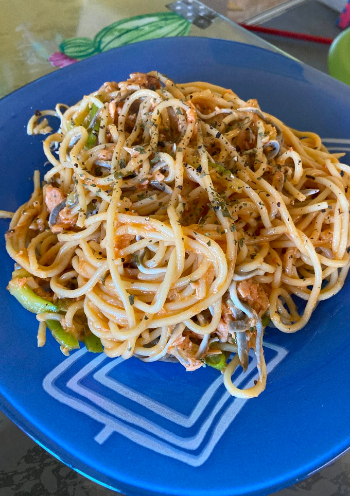 Una foto de Pasta con salmón y verduras