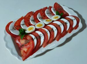 Une photo de Salade tomate mozzarella et œufs de caille 🍅🧀🥚