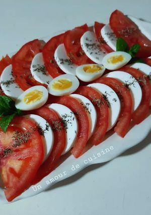 Une photo de Salade tomate mozzarella et œufs de caille 🍅🧀🥚