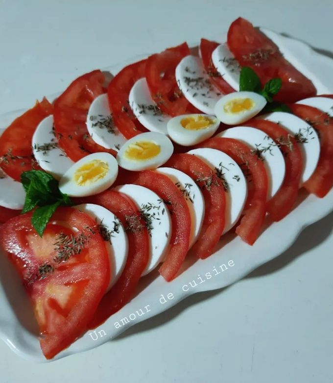 Une photo de Salade tomate mozzarella et œufs de caille 🍅🧀🥚