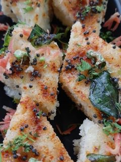 रवा ढोकळा (rava dhokla recipe in marathi) रेसिपी चे मुख्य फोटो 