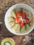 Oatmeal Susu Kiwi Strawberry Almond 🥣