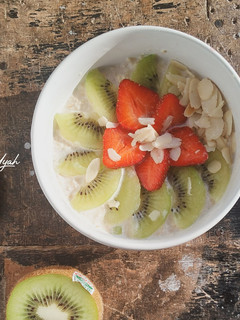Foto resep Oatmeal Susu Kiwi Strawberry Almond 🥣