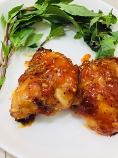 Hình của món Má đùi gà rim tiêu.