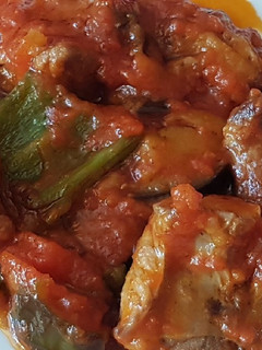 Una foto de Costillejas de cerdo con tomate frito pimientos y berenjenas