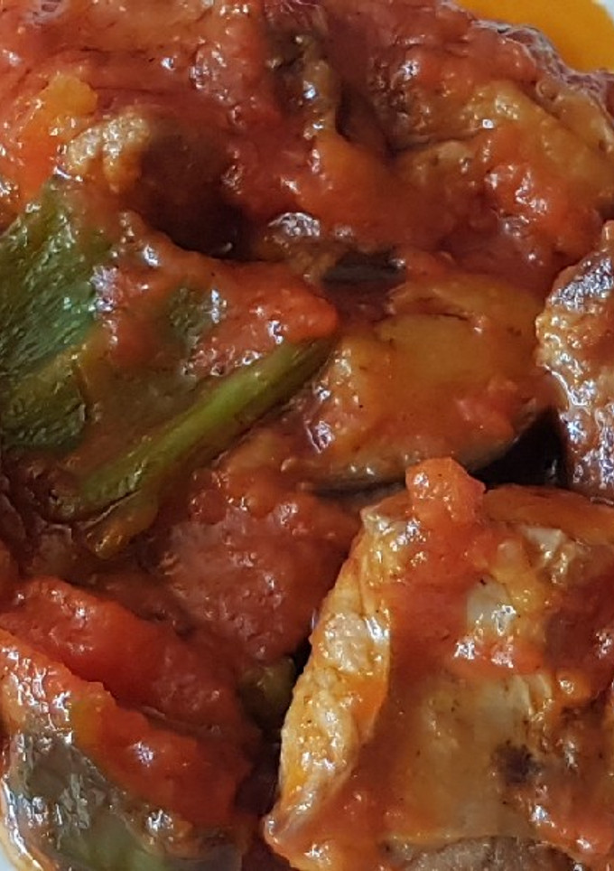 Una foto de Costillejas de cerdo con tomate frito pimientos y berenjenas
