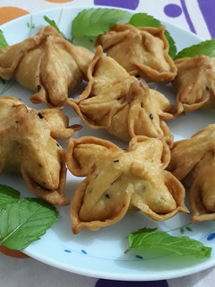 फ्लावर शेप समोसा (Flower shape samosa recipe in Hindi) रेसिपी मुख्य फोटो