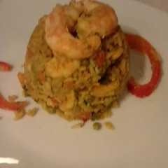 A picture of Arroz con vegetales mixtos y camarones.