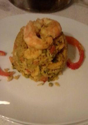 Una foto de Arroz con vegetales mixtos y camarones