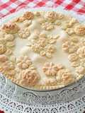 Crostata con ricotta e gocce di cioccolato e fiori di frolla