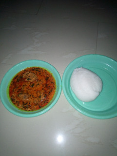 Tuwon shinkafa da miyar agushi ainihin hoton girkin