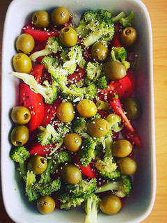 Una foto de Ensalada de brócoli, tomate y aceituna