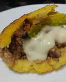 Arepas🫓de maíz🌽peto rellenas de chicharrón🥓, queso🧀y aguacate🥑