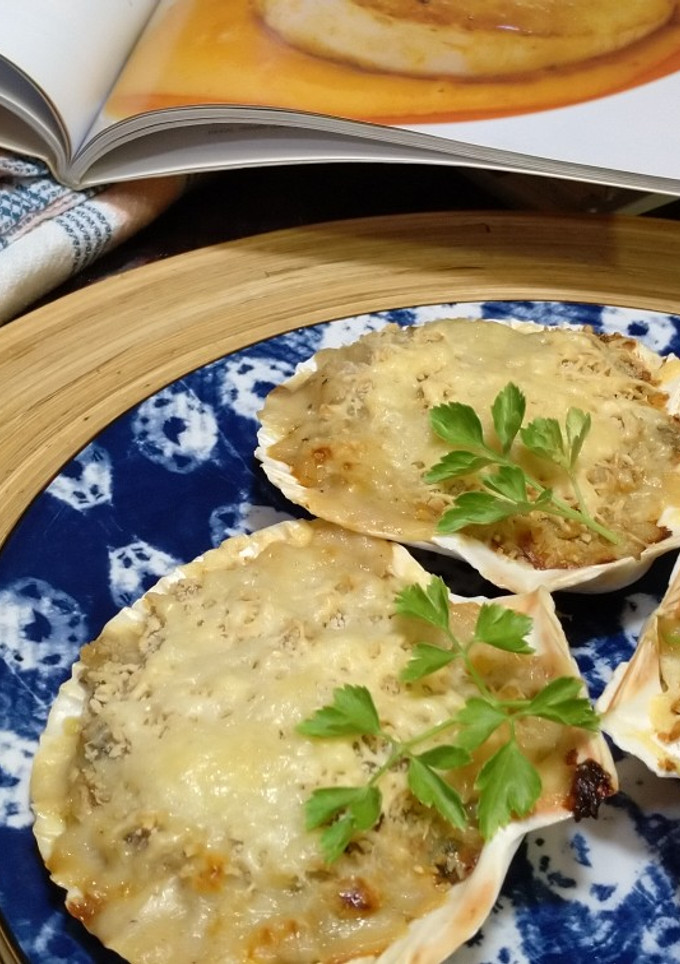 Una foto de Vieiras rellenas de marisco y alcachofas