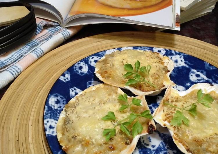 Vieiras rellenas de marisco y alcachofas