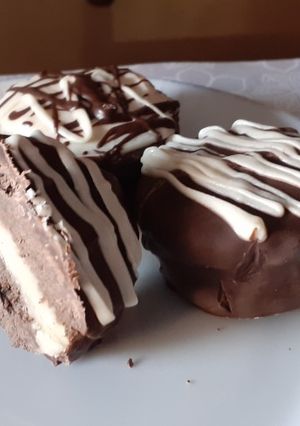Una foto de Alfajores chocolate con crema de oreo