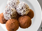 Una foto de trufas de cacao en polvo