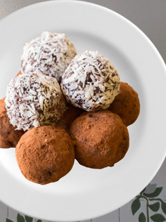 Una foto de Trufas de Chocolate y Dátiles