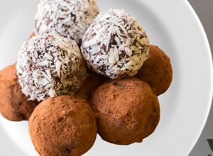 Una foto de Trufas de Chocolate y Dátiles