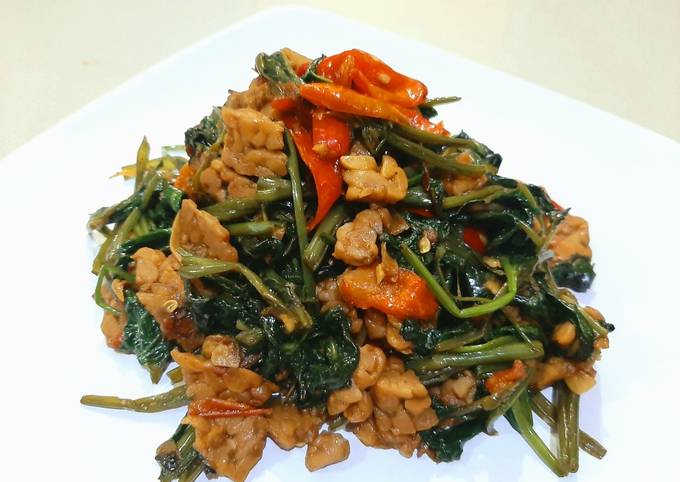Langkah Mudah untuk Menyiapkan Tumis Kangkung + Tempe Anti Gagal