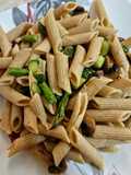Fideos integrales salteados con champiñones y verduras