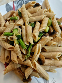 Una foto de Fideos integrales salteados con champiñones y verduras