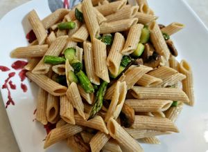 Una foto de Fideos integrales salteados con champiñones y verduras