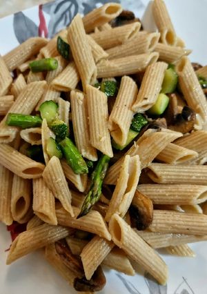 Una foto de Fideos integrales salteados con champiñones y verduras