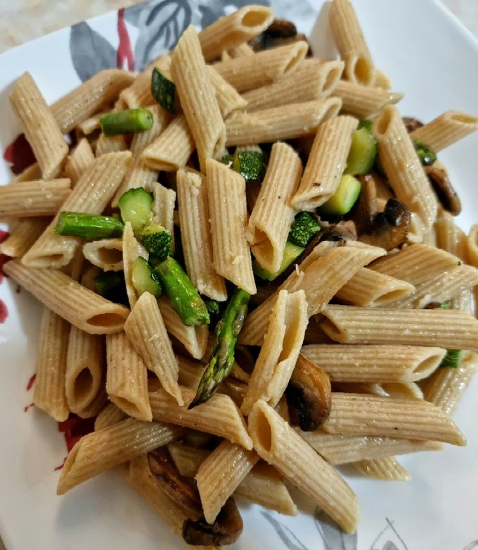 Una foto de Fideos integrales salteados con champiñones y verduras