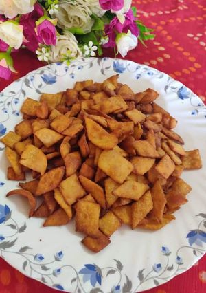 A picture of Gur wale wheat flour shakarpara.