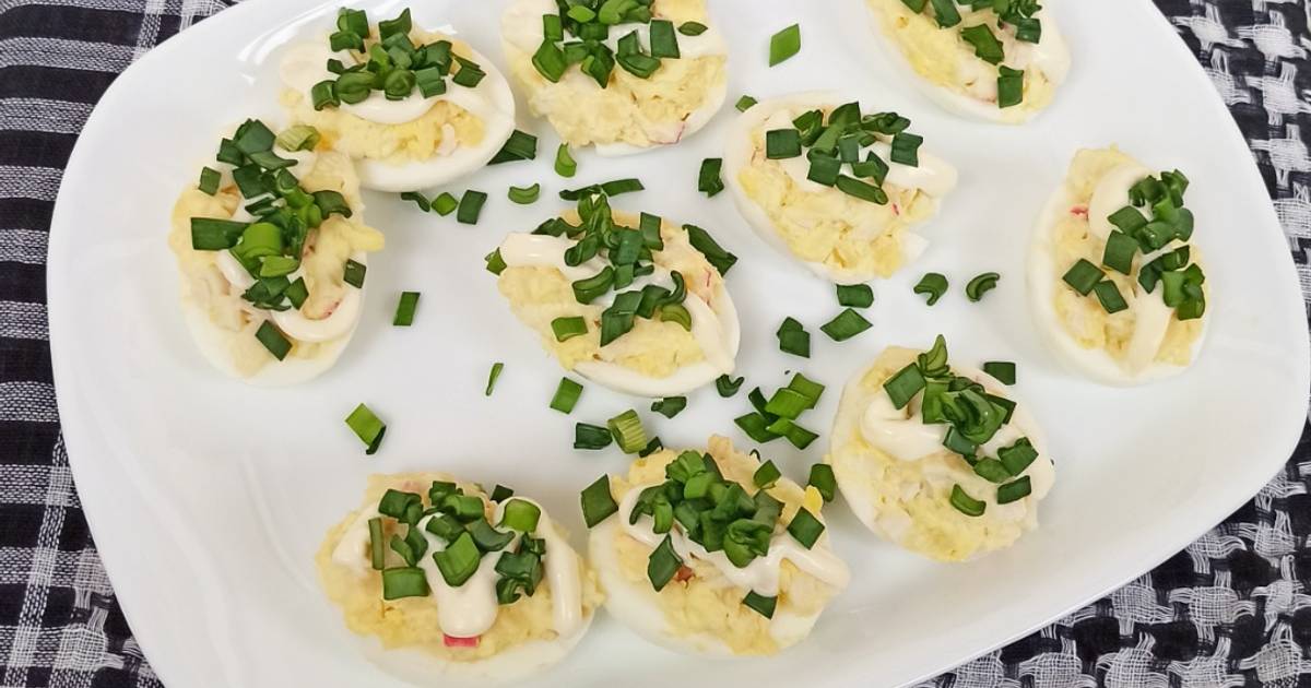 Пошаговый рецепт фаршированных яиц. Украшение фаршированных яиц. Пошаговый рецепт фаршированных яиц. Яйцо фаршированное сельдью дефекты. Закуска из фаршированных яиц.