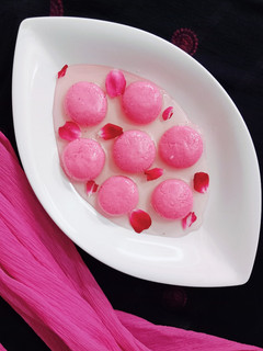 ரோஸ்மில்க் ரசகுல்லா (rosemilk rasgulla recipe in tamil) செய்முறை முக்கிய புகைப்படம்